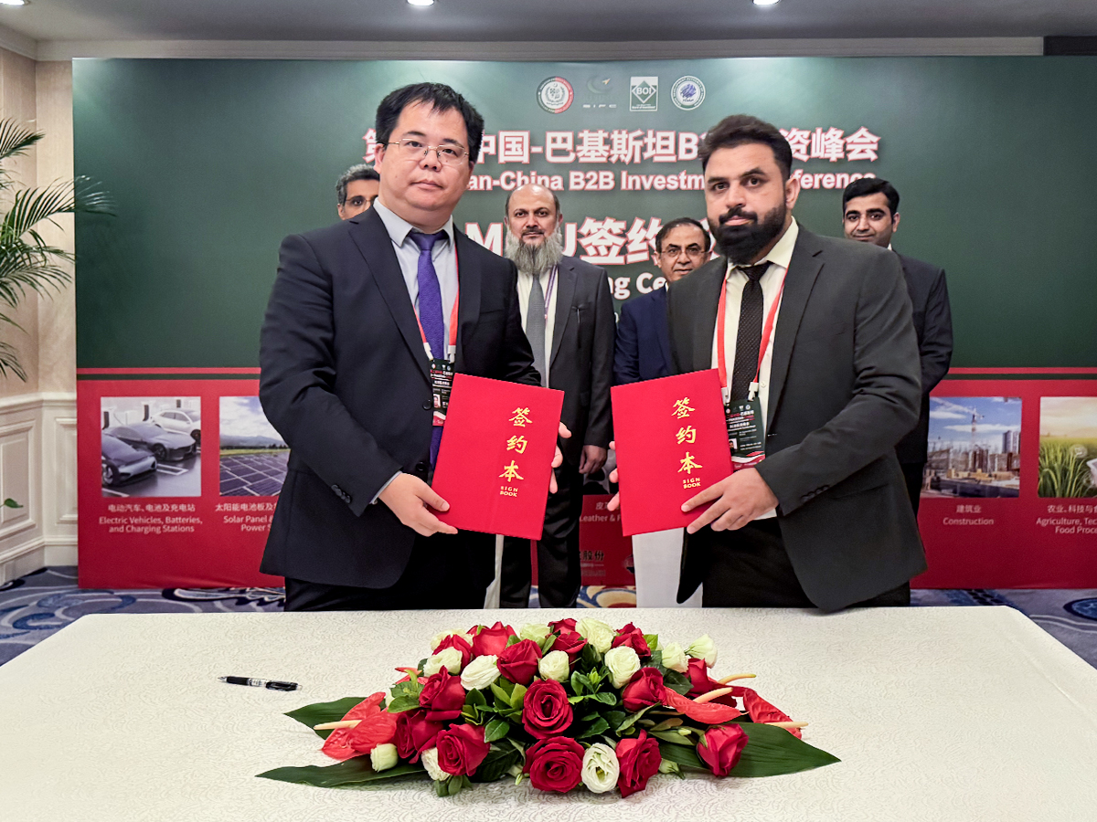 海杰亞“康博刀”首入巴基斯坦并完成裝機(jī)，巴總理見證“一帶一路”醫(yī)療合作成果